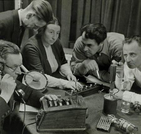 Recording a radio play | Photo from the Spaarnestad Collection of the National Archives in The Hague | flickr.com