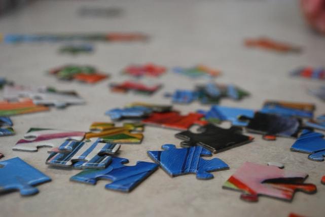 blue and red jigsaw pieces